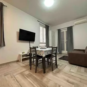 Family Flat Near Metro A Apartament
